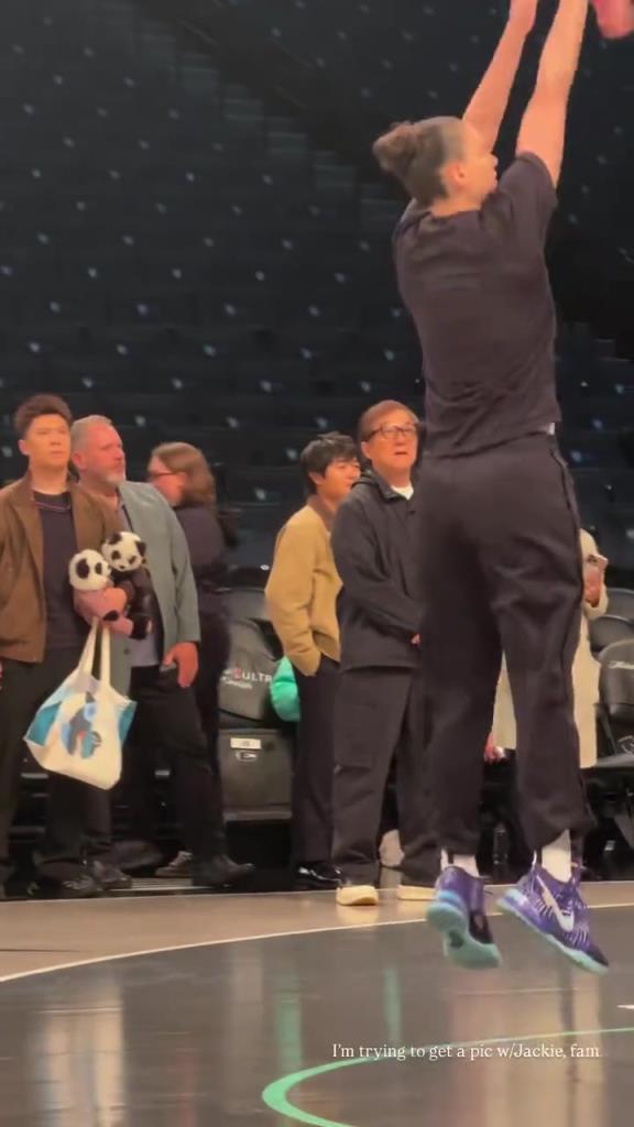 71歲成龍現(xiàn)身巴克萊中心看女籃比賽：她們投籃怎么那么準(zhǔn)?。?！