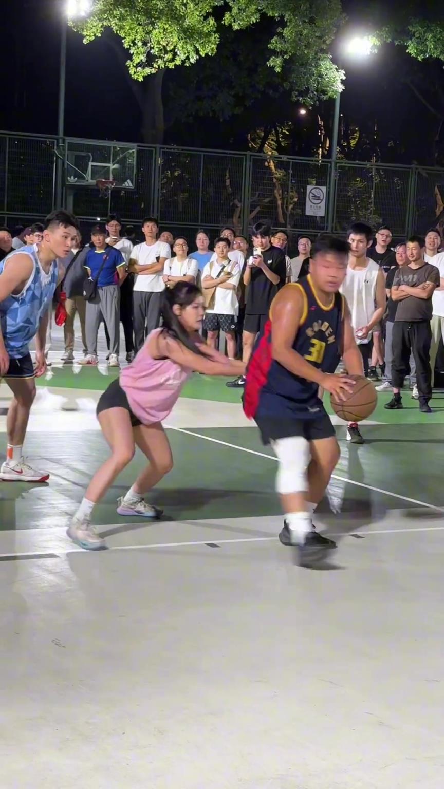 這哥們看見防自己的是女生，一個勁背打，球也不傳了